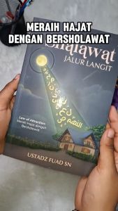Buku Shalawat Jalur Langit Oleh Ustadz Fuad Sn Kumpulan Sholawat Shahih Law of Attraction Rene Islam\\n\\n Informasi Dasar Buku Shalawat Jalur Langit\\n\\n Penulis dan Isi Buku\\n\\nBuku Shalawat Jalur Langit adalah sebuah karya yang ditulis oleh Ustadz Fuad Sn, seorang tokoh agama yang dikenal luas di kalangan umat Islam. Buku ini berisi kumpulan sholawat shahih yang dipilih secara selektif dan dirangkum oleh penulis berdasarkan referensi yang sahih dan terpercaya. Selain itu, buku ini juga membahas tentang konsep Law of Attraction Rene Islam, yaitu cara menerapkan hukum tarikan dalam konteks kehidupan sehari-hari berdasarkan ajaran Islam.\\n\\n Sertifikat Keaslian Buku\\n\\nSemua buku yang dijual di toko ini adalah original (asli / langsung dari penerbit) dan dilengkapi dengan sertifikat keaslian. Setiap pembeli akan mendapatkan buku yang sudah dipacking dengan baik menggunakan bubble wrap.\\n\\n Cara Pemesanan dan Pengiriman Buku Shalawat Jalur Langit\\n\\n Persyaratan Pemesanan\\n\\nSebelum melakukan pemesanan, harap baca aturan dan ketentuan berikut:\\n\\n- Sertakan foto, video, dan surat pesanan agar bisa diklaim jika terjadi salah pengiriman.\\n- Tanyakan terlebih dahulu untuk kesediaan stok buku / Al-Quran, dll.\\n- Untuk request variasi warna, silakan ditulis di chat jika tidak akan kami kirim secara acak.\\n\\n Variasi Warna Buku\\n\\nVariasi warna buku tersedia sesuai dengan permintaan pembeli. Jika tidak ada permintaan khusus, kami akan mengirimkan buku secara acak.\\n\\n Informasi Pengiriman dan Kendala\\n\\nBerikut ini adalah informasi pengiriman dan kendala yang mungkin terjadi:\\n\\n- Untuk order menggunakan Gojek/Grab, order masuk paling lambat jam 14.00 WIB. Lebih dari itu, order akan dikirimkan keesokan harinya.\\n- Apabila ada permasalahan dengan kurir (barang belum diterima atau pengiriman terkendala), harap menghubungi jasa kirim / kurir terlebih dahulu. Kendala pengiriman merupakan tanggung jawab jasa kirim / kurir.\\n\\n Manfaat Membaca Buku Shalawat Jalur Langit & Law of Attraction Rene Islam\\n\\n Mengenal Shalawat Shahih\\n\\nMembaca buku Shalawat Jalur Langit dapat membantu kita untuk lebih mengenal shalawat shahih dan cara-cara yang benar dalam membacanya. Hal ini penting karena shalawat memiliki peran penting dalam ibadah dan mempererat hubungan kita dengan Allah SWT.\\n\\n Menerapkan Law of Attraction dalam Islam\\n\\nKonsep Law of Attraction Rene Islam memberikan panduan tentang bagaimana menerapkan hukum tarikan dalam konteks kehidupan sehari-hari berdasarkan ajaran Islam. Dengan memahami konsep ini, kita dapat menarik hal-hal positif dalam hidup kita dan menjauhkan diri dari hal-hal negatif.\\n\\nDengan demikian, Buku Shalawat Jalur Langit Oleh Ustadz Fuad Sn Kumpulan Sholawat Shahih Law of Attraction Rene Islam menjadi sebuah buku yang sangat bermanfaat bagi semua usia dan dapat menjadi referensi yang baik dalam kehidupan kita sehari-hari.\n}
