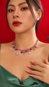 Ingemak Christmas Red Glass Beads Snowflake Elk Pendant Chokers Necklace Women Trend Sliver Color Metal Neck Chain New Jewelry