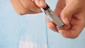 Móc khóa đa chức năng tích hợp chọt sim tua vít khui nắp