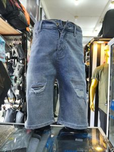 celana pendek pria model sobek-sobek kekinian