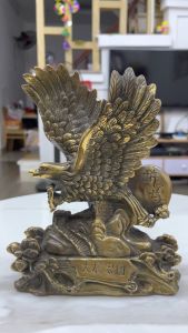 Đại bàng tung cánh bằng đồng đứng trên vạn lý trường thành (DxRxC :17x8x24cm nặng 2kg)