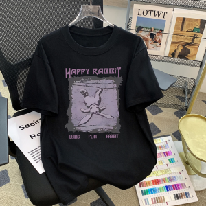 T-Shirt Wanita Lengan Pendek - Motif Kelinci Kartun & Huruf Aesthetic Katun Tipis Bernapas Premium 2025 Desain Streetwear Oversize Slim Fit Baju Korea Nyaman Gaya Sweet & Hot Tunik kerah bulat gaya santai Mahasiswi Nyaman Kerja Womens Clothing