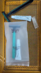 ของใช้ในโรงแรม มีดโกนหนวด Razorsคลีนิกเสริมความงาม ซาวน่า ออนเซ็น แบบใช้แล้วทิ้ง สามารถสั่งทำโลโก้ได้