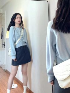 ชุดเสื้อถักนิตติ้งสไตล์นุ่มๆ สำหรับผู้หญิง ฤดูใบไม้ร่วง 2024 ใหม่ เสื้อคาร์ดิแกนเปิดไหล่ เสื้อกั๊ก เสื้อตัวบนสองชิ้น สไตล์เรียบง่าย