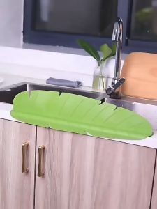 Tấm chắn nước bồn rửa bát hình chiếc lá CÓ GIÁC HÚT CHÂN KHÔNG CHẮC CHẮN ngăn bắn nướcbắn dầu dùng cho nhà bếp tiện lợi