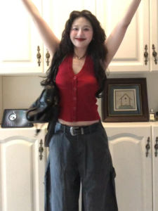 GUANSHU | เสื้อสายเดี่ยวคอวีสีแดงสไตล์เรโทร