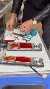 Đèn hậu xe tải xe ba gác mũi tên dài 30cm. Chỉ điện 12v