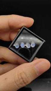 พลอยมุกดาหาร(Rainbow moonstone) เนื้อใส เหลือบฟ้าเข้ม น้ำหนัก 3.02 กะรัต ขนาด 4 x 6 x 5 มิล พลอยแท้จากประเทศศรีลังกา