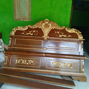 TEMPAT TIDUR PELURU KOMBINASI EMAS