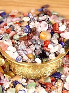 Đá thạch anh vụn nhiều màu sắc tự nhiên 100% đá phong thuỷ thanh tẩy bài tarot trọng lượng 100g đã mài nhẵn bóng vụn đá thạch anh ngũ sắc