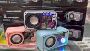 V1 ลําโพงไร้สาย V5.3 ลําโพงทรงพลัง ไฟ LED 1800mAh แบตเตอรี่ขับเคลื่อนลําโพงขนาดเล็กกลางแจ้งแบบพกพารองรับ TF Card