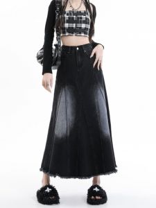 Pear Shape Black Denim Skirt: Plus Size Fashion Tips