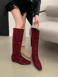 รองเท้าบูทส้นสูงทรงหัวแหลมสไตล์ย้อนยุคสีแดง ทรงหุ้มข้อสูงสำหรับผู้หญิง ฤดูใบไม้ผลิและฤดูใบไม้ร่วง รองเท้าบูทหุ้มข้อแบบสวมหัวโค้งมน