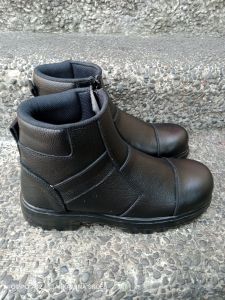Sepatu Boot Safety | sepatu boot kulit | sepatu ujung besi | sepatu kerja | sepatu kulit | sepatu proyek | bahan  kulit pakai sleting warna hitam