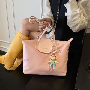 Large Capacity Ladys Shoulder Handbag Morning Commute Tote Bag Trendy And Stylish Womens Bag Soft PU Material Zipper Closure