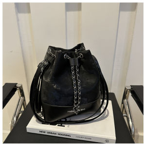 กระเป๋าสะพายไหล่ทรงถังสำหรับเดินทางแบบลำลองสำหรับผู้หญิง กระเป๋าสะพายไหล่ขนาดใหญ่แบบลำลองหลายช่อง กระเป๋าถือ PU ทรงสี่เหลี่ยม