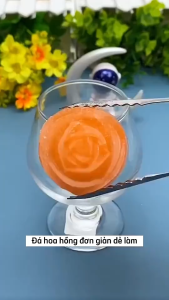 Khay là đá hình hoa hồng 4 ô bằng silicon