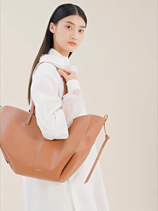 Cyme Top-handle Bag in Stock: Winged Leather Bucket Large Commuter Tote
