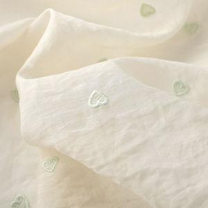 ผ้าไหมลูกไม้ปักลายหัวใจสีแมคคาเคนสำหรับฤดูใบไม้ผลิและฤดูร้อน เสื้อเชิ้ตชุดเดรสผ้าฝ้ายผสมโพลีเอสเตอร์สำหรับทำเสื้อผ้า DIY