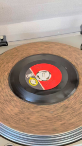 อะแดปเตอร์ 45 RPM สําหรับแผ่นเสียงขนาด 7 นิ้ว มีสีเงินและสีดำ