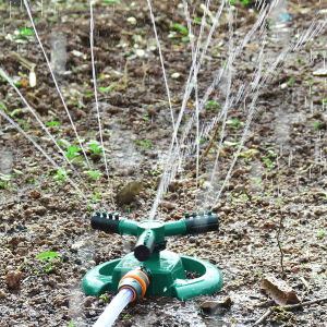 Vòi phun nước tưới cây bằng nhựa tự động xoay 360 độ - SHOPER