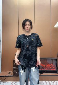 เสื้อยืดลายปักหนักอเนกประสงค์สำหรับผู้ชายหรูหราเบาคอกลมทันสมัยใหม่ฤดูร้อน