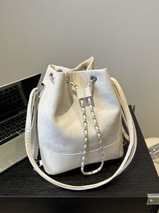 กระเป๋าสะพายไหล่ทรงถังสำหรับเดินทางแบบลำลองสำหรับผู้หญิง กระเป๋าสะพายไหล่ขนาดใหญ่แบบลำลองหลายช่อง กระเป๋าถือ PU ทรงสี่เหลี่ยม