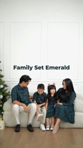 Kidzclusive - FAMILY SET EMERALD Baju Natal Kemeja Couple Family Set