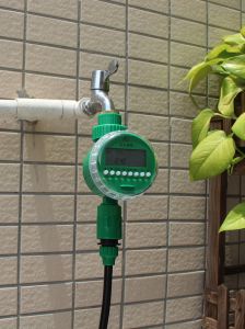 ตัวควบคุมการฉีดพ่นหมอกอัตโนมัติแบบใช้แบตเตอรี่สำหรับสวนในบ้านระเบียงการเดินทางตัวควบคุมสวิตช์ตั้งเวลารดน้ำดอกไม้