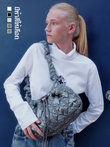 เบาสบาย กระเป๋าถือ กระเป๋าคลัทช์ นุ่มและเนียน พื้นที่กว้างขวาง ตกแต่ง พับ กระเป๋าสะพายข้าง กระเป๋าเดินทางแฟชั่น