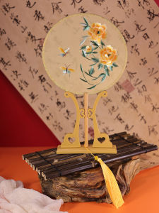 พัดปักลายผ้าจีนโบราณแบบดั้งเดิม ดอกไม้ทองคำ ปักลายดอกบัว วัสดุผ้าจีน ชุดกิ๊บติดปีกพัด ของขวัญ