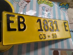 flat mobil berlogo timbul pon baru 1pcs sebelah warna kuning flat mobil murah