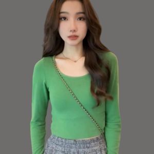 เสื้อยืดคอกลมแขนยาวสีพื้นสำหรับผู้หญิง ฤดูใบไม้ร่วง 2024 ใหม่ล่าสุด สไตล์เกาหลี ทรงเข้ารูป ทรงสั้น สีเขียว เสื้อตัวบน