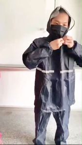 เสื้อกันฝนเด็กและผู้ใหญ่ ตามตารางไซส์ กันน้ำได้ 100% มีซิบและกระดุมและหมวกกันฝน หน้าฝนพวกเราต้องไม่เปียก ชุดกันน้ำ