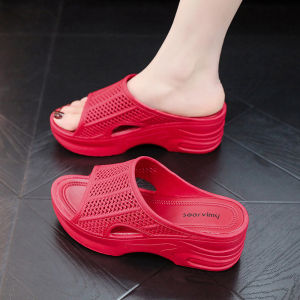 IELGY ก้อนแข็งไม้สนเพิ่มความสูงรองเท้าแตะแพลตฟอร์มลิ่ม2024ของผู้หญิงรองเท้าส้นสูงฤดูร้อนกันลื่นที่บ้านใหม่