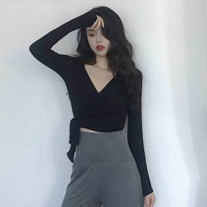 เสื้อยืดแขนยาวผู้หญิงคอวีสีพื้นทรงสลิมฟิตพร้อมเข็มขัด เสื้อคาร์ดิแกนสั้นเปิดหน้าทรงเข้ารูป คอกลม เสื้อผ้าทำงาน