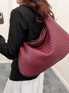 Casual Handheld Large Capacity Womens Bag Fashionable Dumpling Bag 2024 Spring Summer Minimalist Casual Single Shoulder Bag