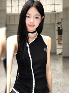 BINKAFENNY | เสื้อกั๊กสีดำปักลายไหล่เอวสั้นสำหรับผู้หญิงในช่วงฤดูร้อน เสื้อแขนกุดแบบลำลอง ดีไซน์หวานและเผ็ดร้อน