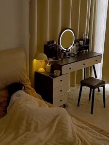 JOY โต๊ะเครื่องแป้ง LEDโต๊ะเครื่องแป้งไม้ หลากหลายฟังก์ชั่นเครื่องแต่งหน้า สลับซ้าย-ขวาได้