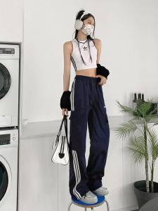 กางเกงกีฬาเอวสูงหลวมขาบานลายสามแถบสีขาวสไตล์ย้อนยุค กางเกงขายาวทรงสลิมฟิตสำหรับผู้หญิง ฤดูใบไม้ผลิและฤดูร้อน