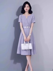 ชุดเดรสสีม่วงหรูหราสำหรับฤดูร้อน ชุดเดรสยาวปานกลางเอวสูง แขนสั้น คอวี สไตล์ฝรั่งเศส แฟชั่นสำหรับผู้หญิง