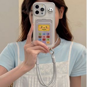 💯【เคสโทรศัพท์】 + Gratis Ongkir💯ช่องเสียบบัตรสายคล้องมือจับเคสสำหรับ iPhone 15 14 13 Pro Max ปกป้องกล้องแบบใสตัวชุบโลหะหรูหรากรอบกระเป๋าใส่บัตรแป้นพิมพ์สร้างสรรค์ใบหน้ายิ้ม