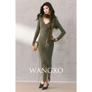 WANGXO | Đầm ôm body cổ lọ xẻ tà chất liệu lụa lông cừu có nhũ