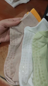 BS004 otton Yoga 2Tone Socks Non Slip Kaos Kaki Yoga Anti Slip 2 Warna Nada Socks Bottom Gym Pilates Socks Breathable