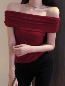 เสื้อยืดแขนสั้นไหล่เดียวสำหรับผู้หญิงในช่วงฤดูร้อน เสื้อเปิดไหล่สีดำเข้ารูป สไตล์ไฮเอนด์ สง่างาม นุ่มสบาย ผ้าฝ้ายผสมโพลีเอสเตอร์