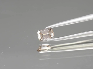 เพชรแท้ธรรมชาติขุด เพชรแท้สีชมพูอมน้ำตาล 0.23 กะรัต จากแอฟริกา ไม่ปรับปรุงใดใด SI1