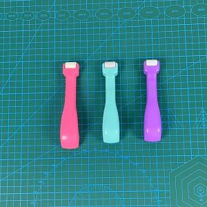 ลูกกลิ้งล้มตะเข็บ เพื่อกดรีดรอยตะเข็บ หรือรอยพับผ้า สุ่มสี งานผ้า งานฝีมือ ยาว 12 cm. (พร้อมส่งจากไทย)