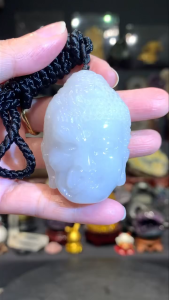 一念之间💯天然白翡佛像玉牌  善怒面容庄严与慈悲两面 怒相佛并非“恶”，而是以严厉形象降伏内心烦恼和外界邪祟。驱走恶运、保平安。  玉牌高: 5.3cm  宽: 3.6cm  厚度: 1.3cm  重: 52g