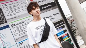 MENSPE กระเป๋าคาดเอวชาย กระเป๋าสะพายข้างกันน้ำชาย กระเป๋าคาดเอว กระเป๋าคาดเอว ความจุขนาดใหญ่ ทนทานต่อการสึกหรอ กระเป๋าสะพายไหล่ กระเป๋าถือ กระเป๋าคาดหน้าอก กระเป๋าข้างพร้อมช่องเสียบหูฟัง