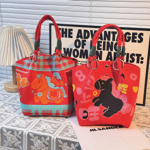 กระเป๋าถือถักปี 2026 รุ่นใหม่ เหมาะสำหรับใช้ในชีวิตประจำวัน กระเป๋าถือแบบมีหูสำหรับใส่ของขนาดกลาง ปิดด้วยซิป กระเป๋าถือแบบถักลายม้าสีทอง